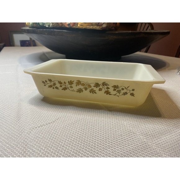 PYREX VINTAGE 2 QUART SPACE SAVER CASSEROLE DISH GOLD LEAF ACORNS # 575-B NO LID - Picture 1 of 8